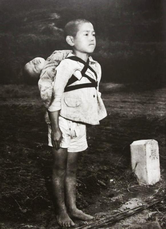 Niño japonés llevando el cadáver de su hermano al crematorio.